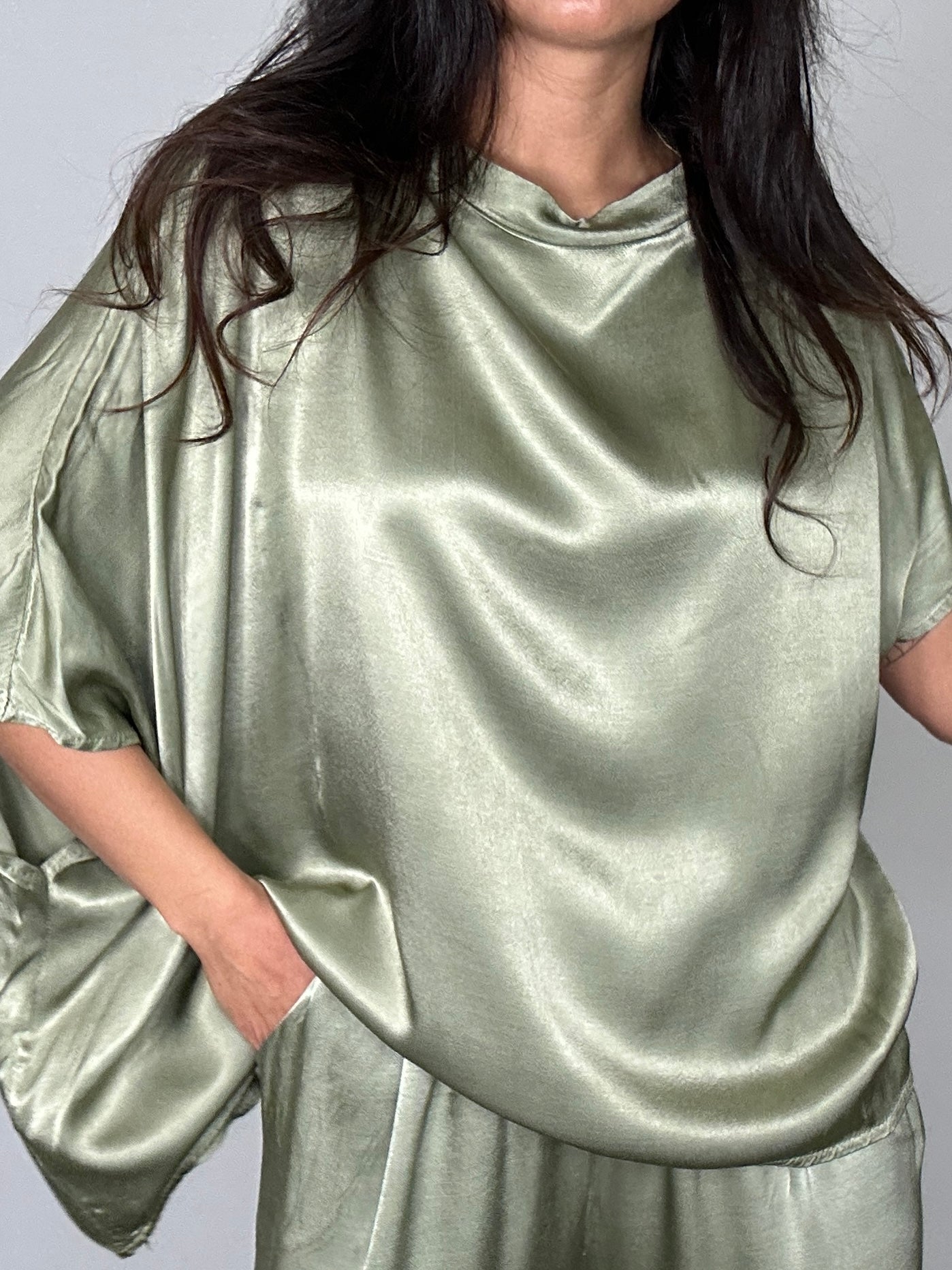 Camisa SATINADA ASIMÉTRICA